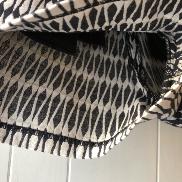 JOE FRESH B&W Flat Front Graphic Women’s Size 10 Shorts - Picture 5 of 7